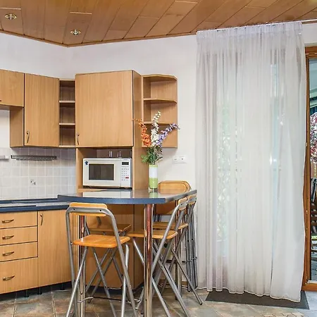 Casa vacanze Amazing In W/ 2 Bedrooms Balatonmáriafürdő